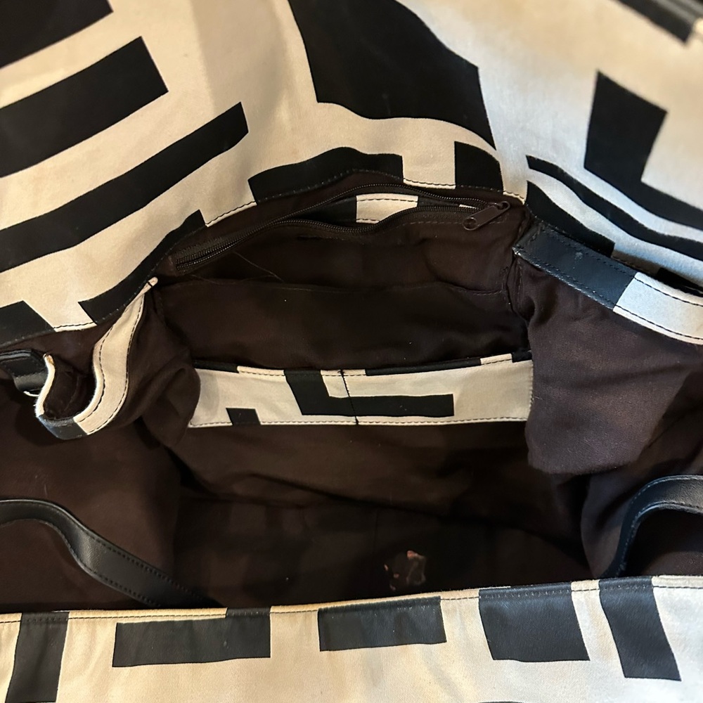 Spacious Black and Cream Geometric Tote Bag. Great carry on or fun beach bag - Picture 7 of 11